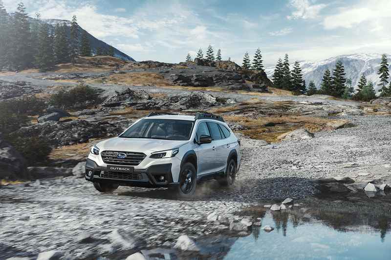 Vit Subaru Outback I skogsmiljö fyrhjulsdrift