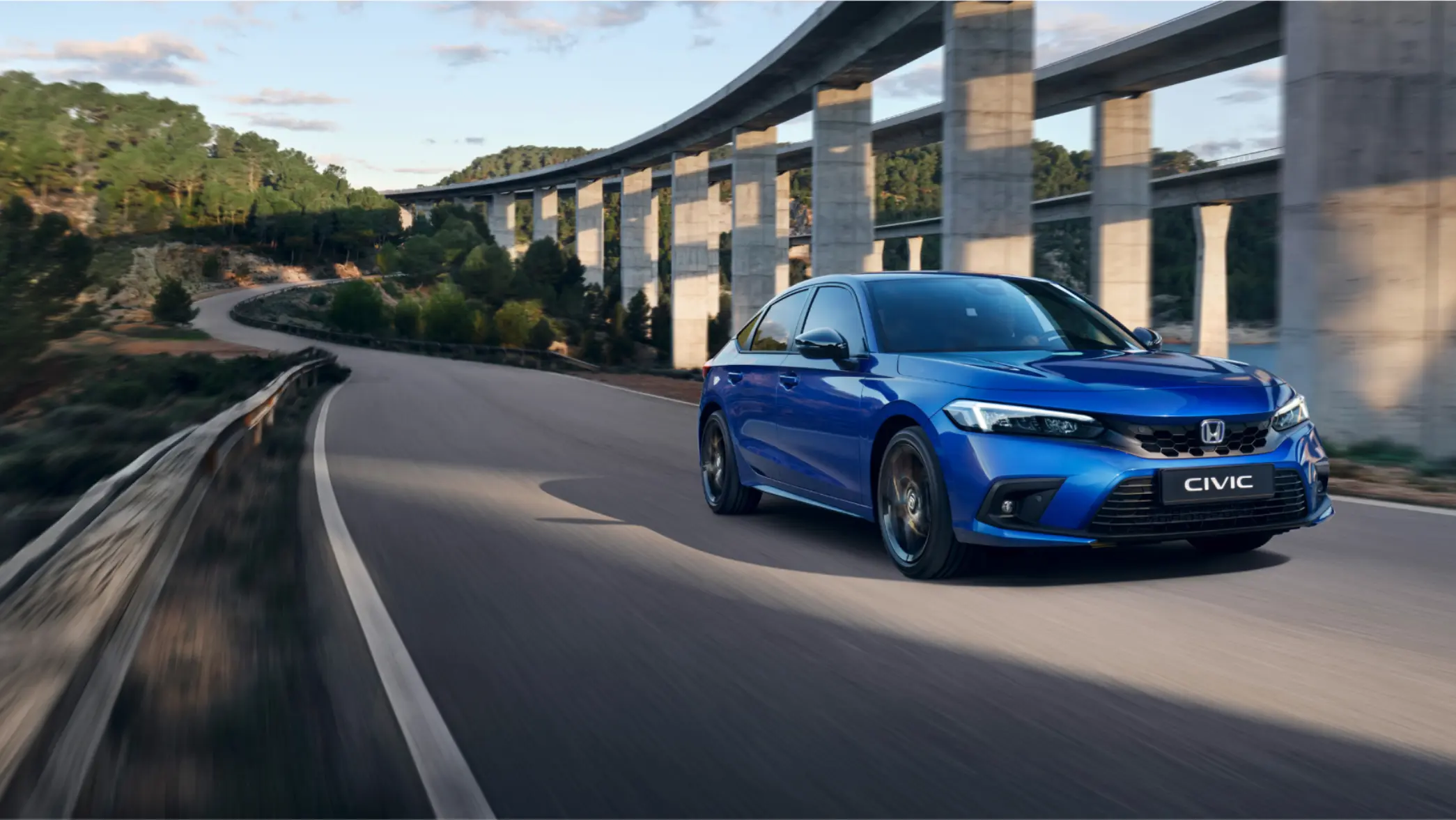 Honda Civic Sport i blå metallic kör på väg