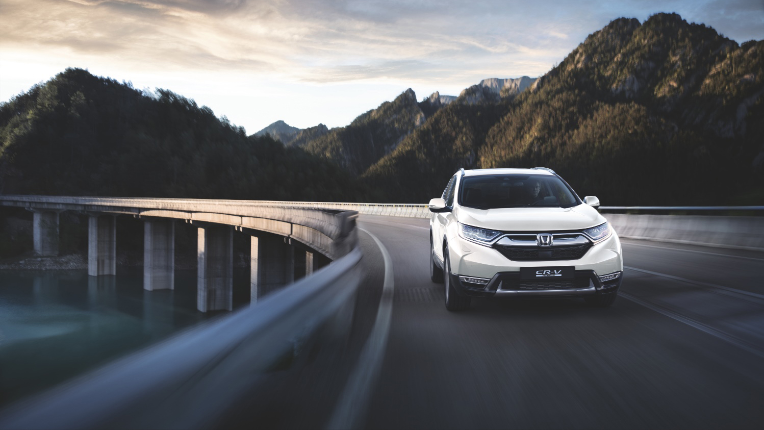 Vit Honda C-RV kör på bro