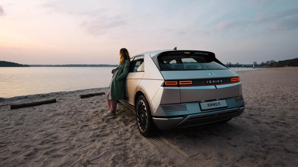 IONIQ 5 på strand solnedgång