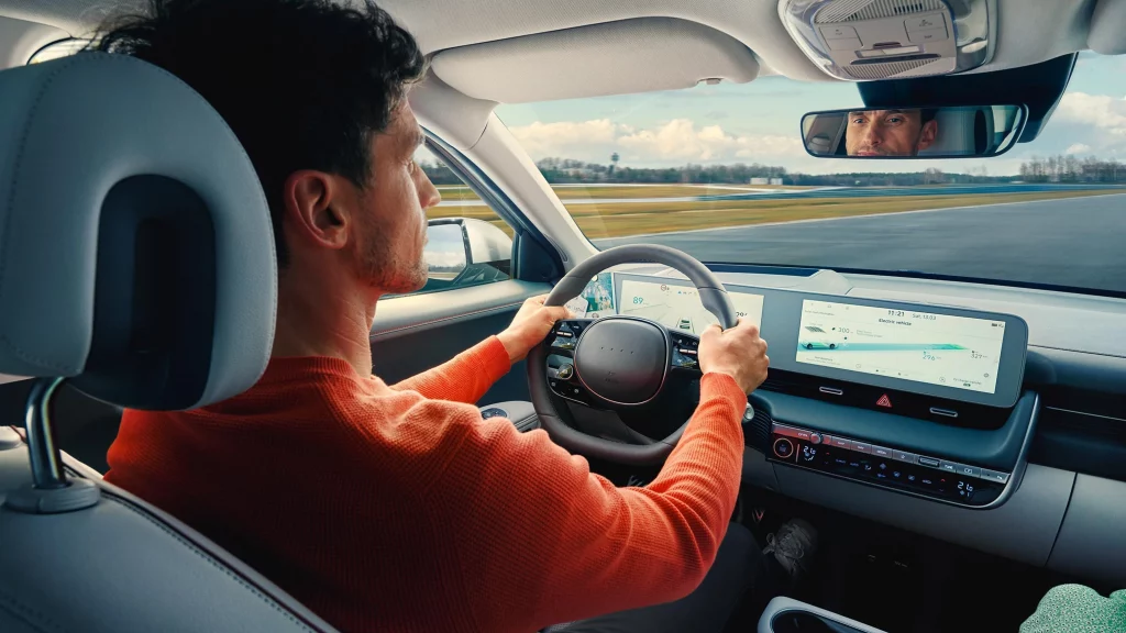 IONIQ 5 interiörvy med förare