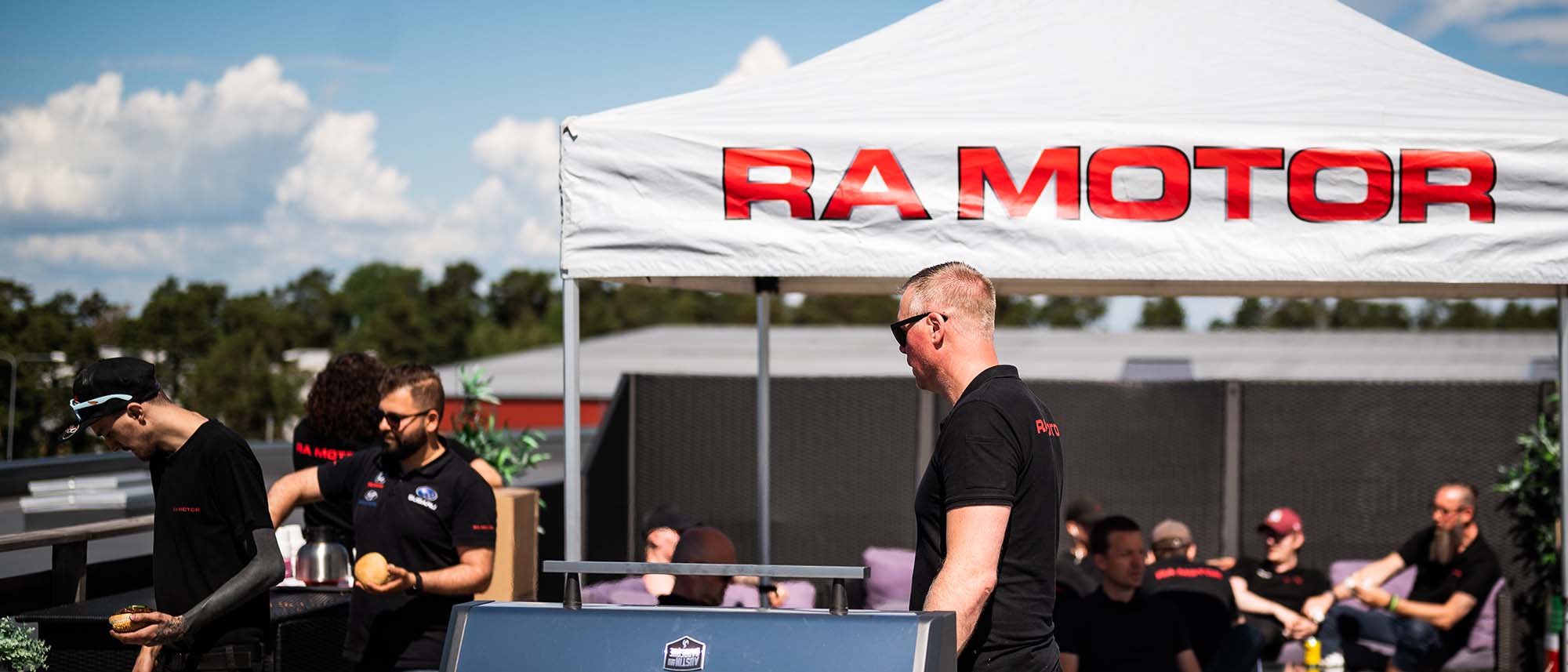 RA Motor anställda grillar hamburgare