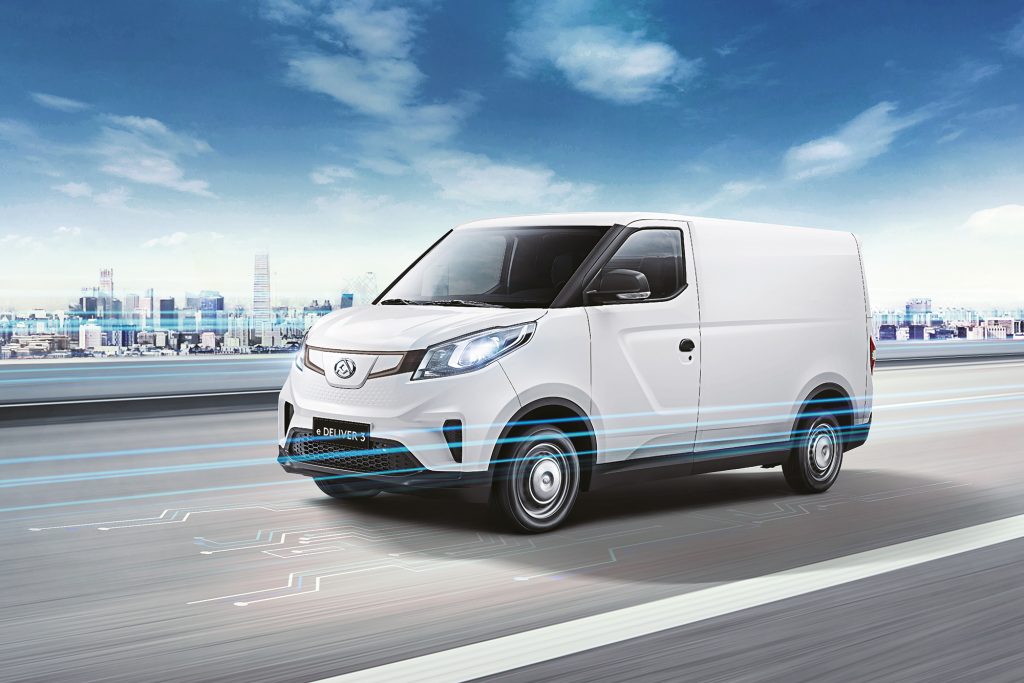 Maxus e-Deliver 3 illustrerad körandes på motorväg räckvidd