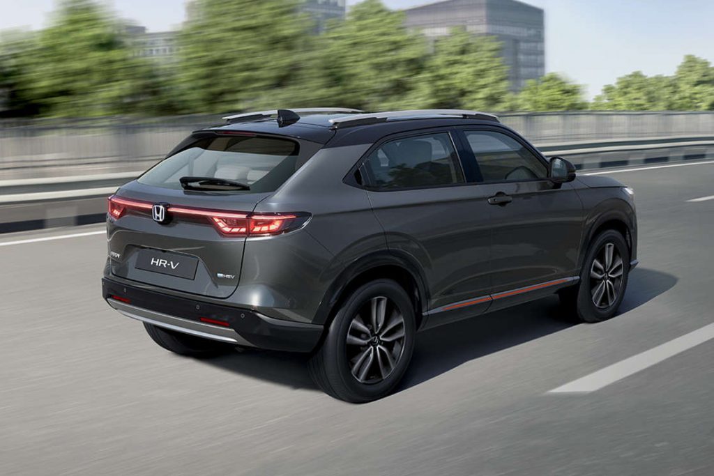Grå Honda HR-V körandes på motorväg