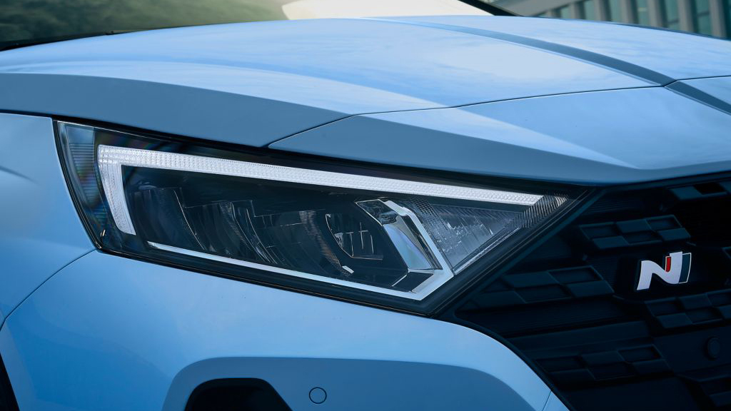 Ljusblå Hyundai i20N LED-ljus