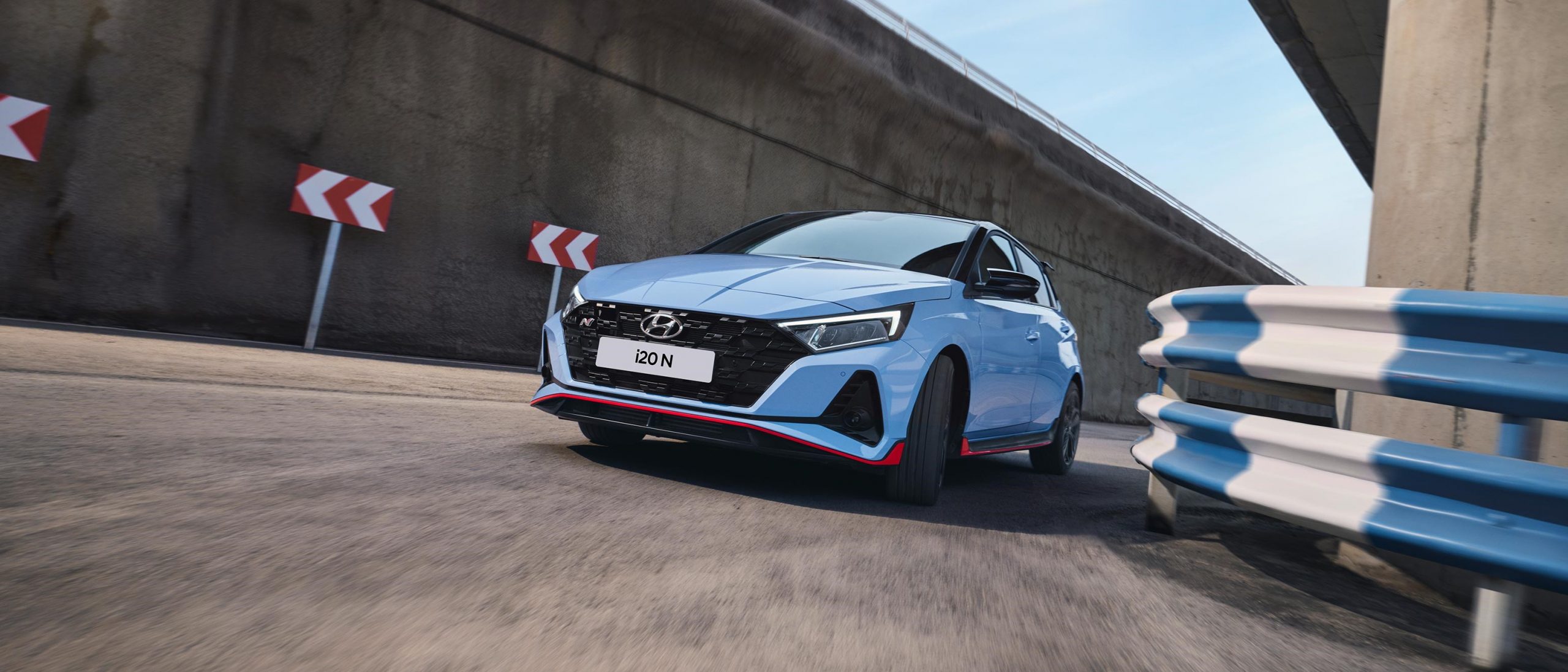 Ljusblå Hyundai i20N körandes på bana