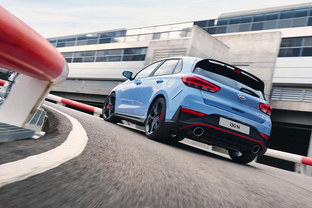 Ljusblå Hyundai i30N på racingbana