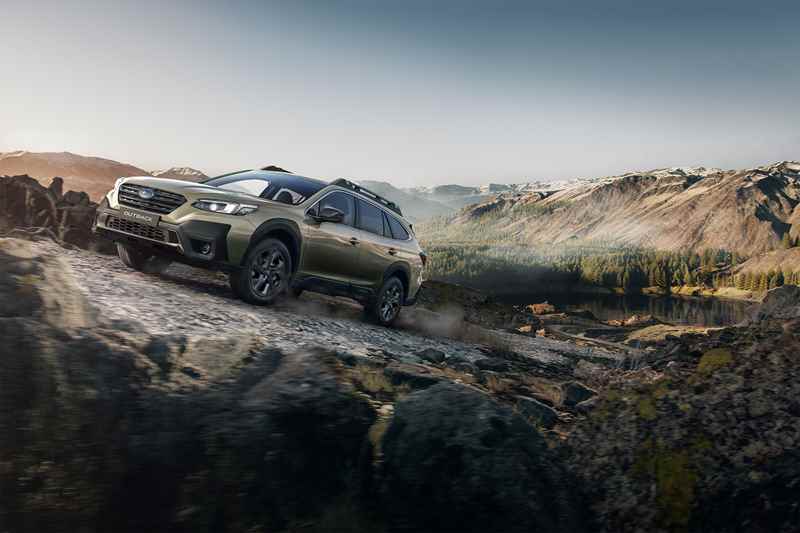 Subaru Outback körandes på grusväg markfrigång