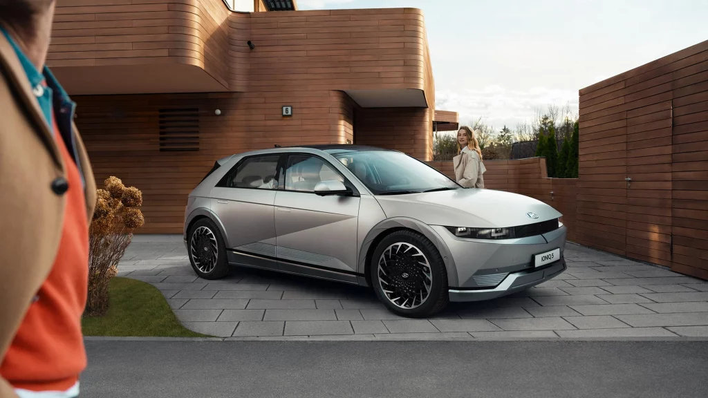 IONIQ 5 på garageuppfarten