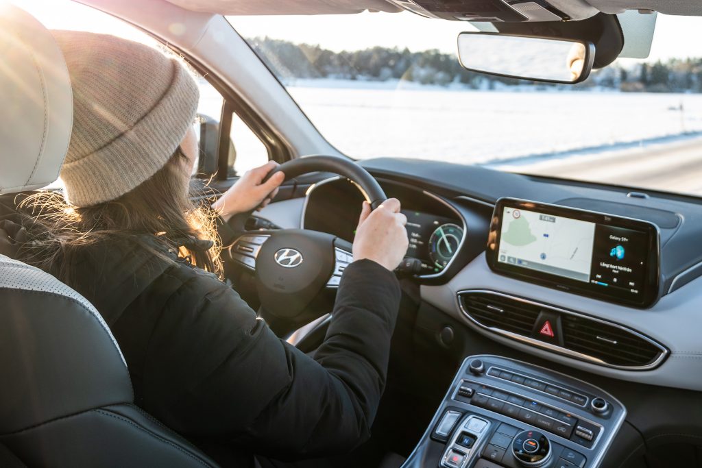 Kvinna körandes i sin Santa fe plugin Hybrid kupé