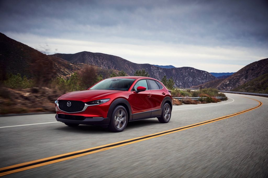 Röd Mazda CX-30 längs med väg i bergen