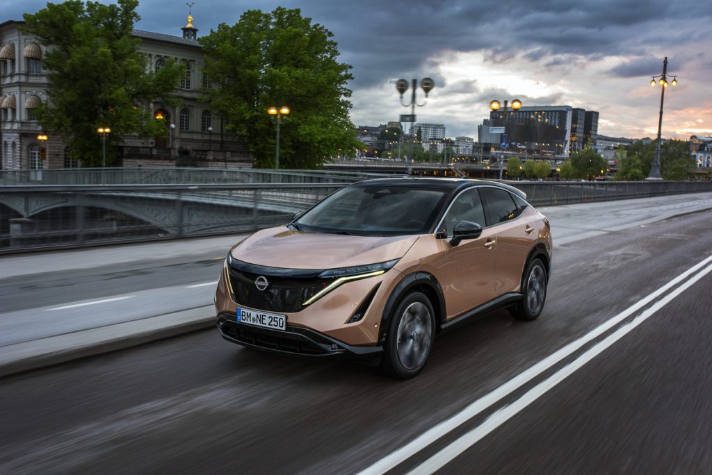 Nissan ARIYA i kopparfärg kör i Stockholm