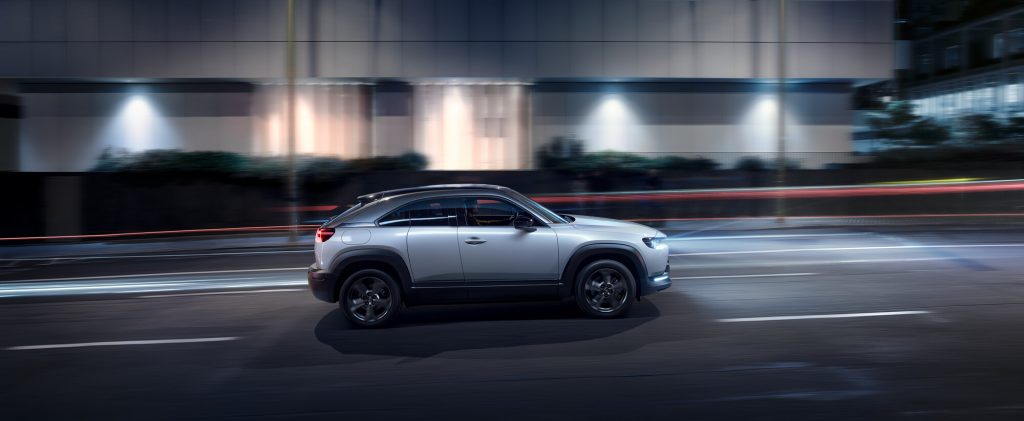 Silverfärgad Mazda MX-30 kör längs väg