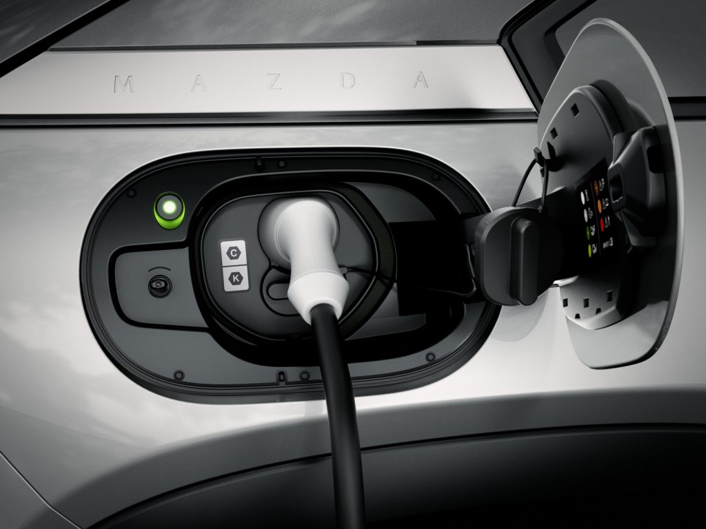 Ladduttag med inkopplad laddkabel i Mazda MX-30