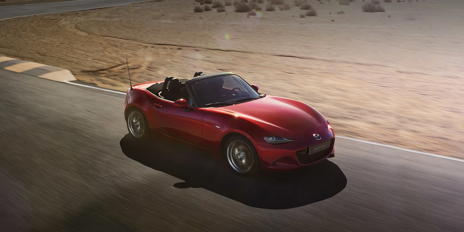 Röd Mazda MX-5 kör på bana