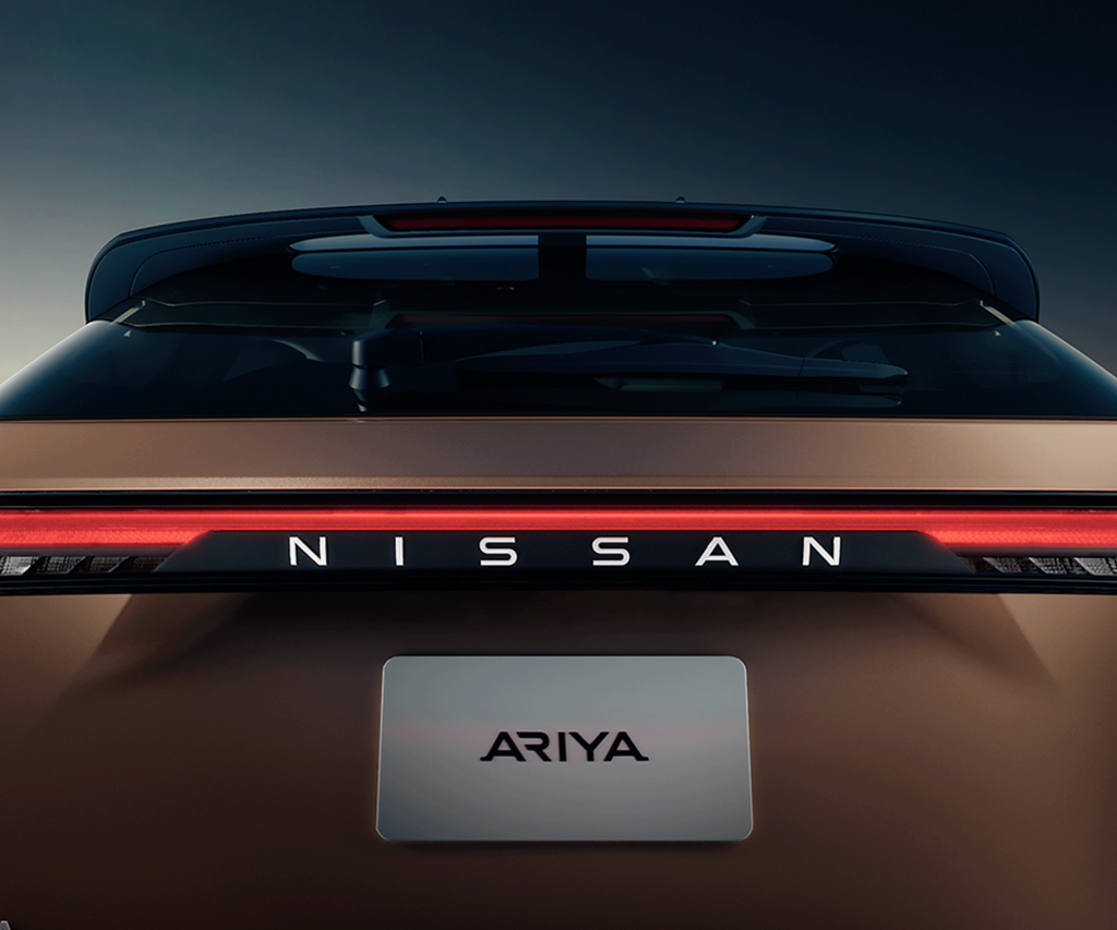 Kopparfärgad Nissan Ariya bakljus