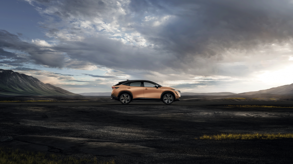 Kopparfärgad Nissan Ariya i dramatisk miljö