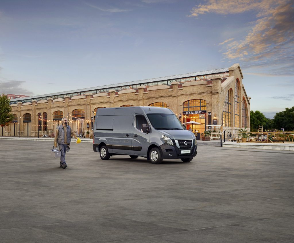 Grå Nissan INterstar utanför restaurang i industriell stil och hantverkare