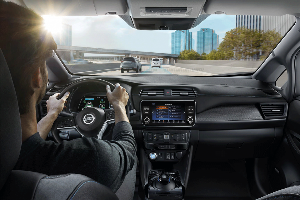 Nissan Leaf interiörbild från förarens perspektiv