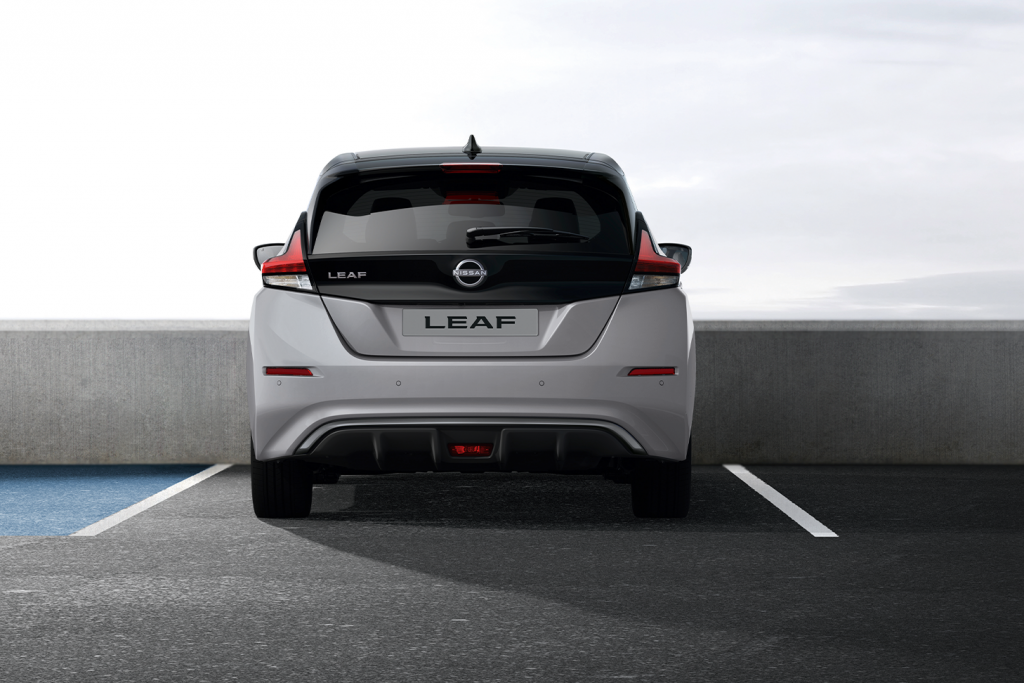 Grå Nissan Leaf baksida