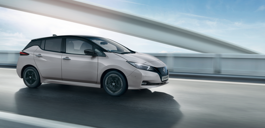 Grå nissan Leaf kör på väg
