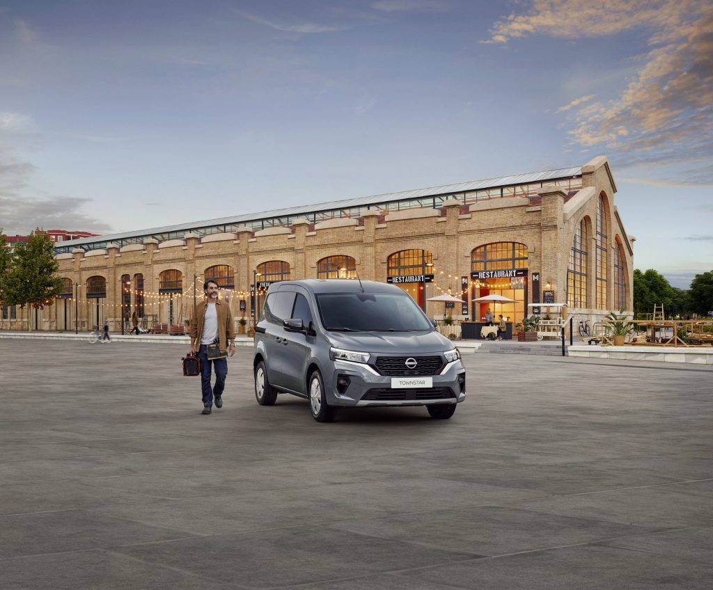 Nissan Townstar utan för en restaurang i industriell stil