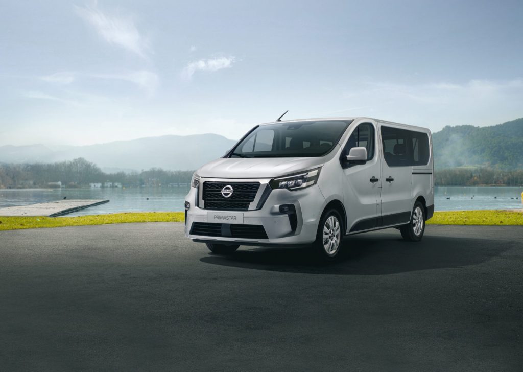 Vit Nissan Primastar combi med brygga och vatten i bakgrunden