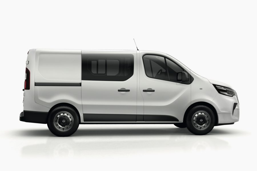 Vit Nissan Primastar crew van