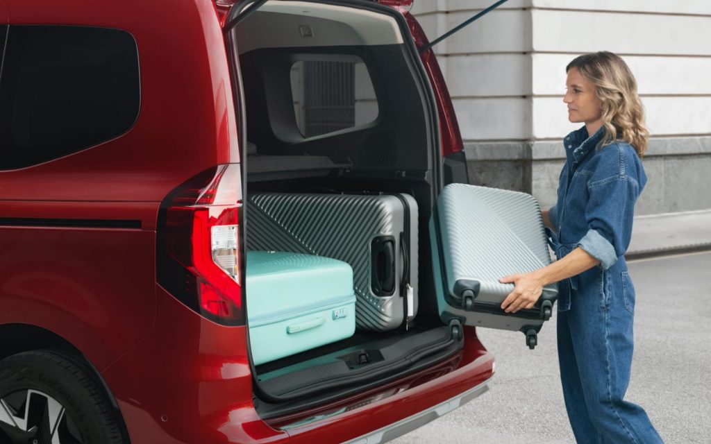 Lastar i väskor i bagageutrymmet på Nissan Townstar Combi