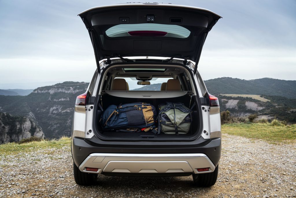 Nissan X-trail bagageutrymme packat med väskor/vandringsryggsäckar