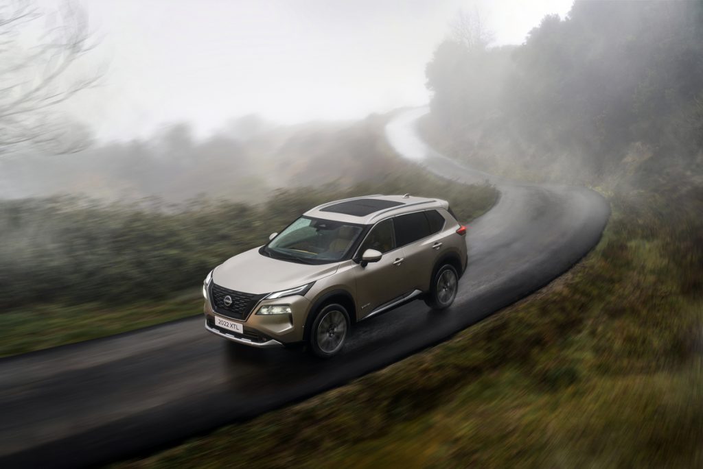 Nissan X-trail kör genom dimma