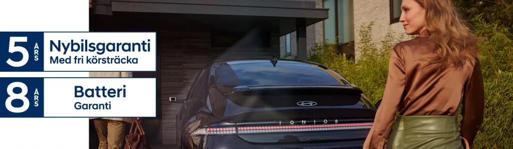 Kvinna går mot parkerad IONIQ 6