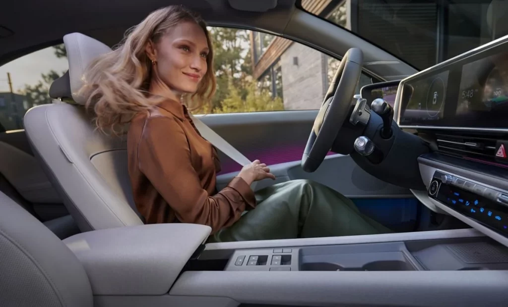 Ioniq 6 interiörbild med glad tjej vid förarsätet
