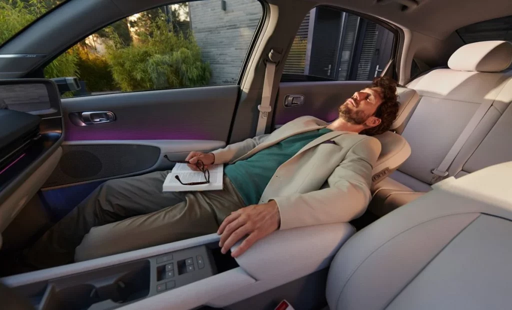 Ioniq 6 - en man vilar i de sköna flexibla framsätena