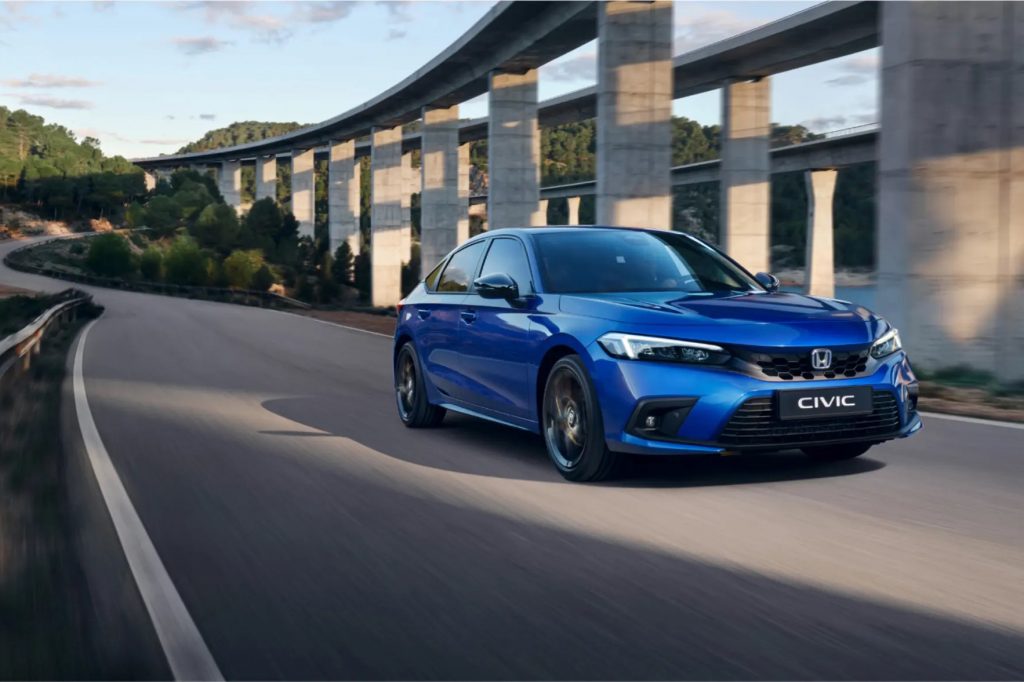 Blå Honda Civic som kör längs med väg