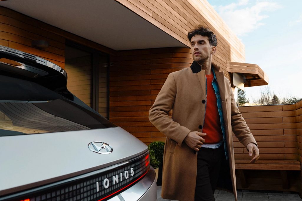 Hyundai IONIQ 5 och en affärsman
