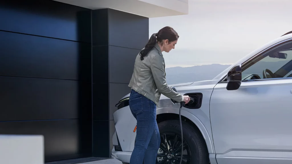 Vit Honda CR-V PHEV laddhybrid laddas hemma