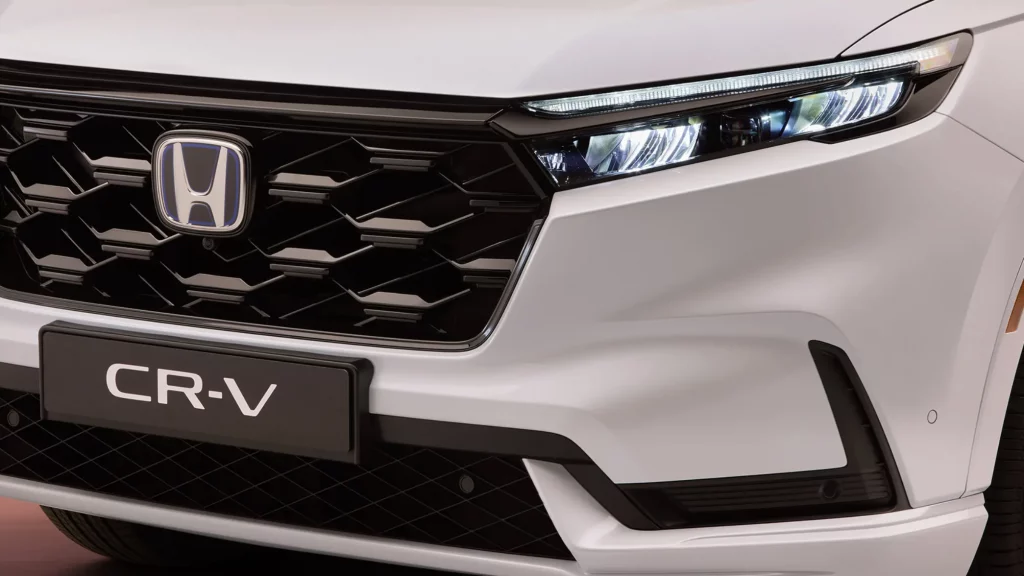 Vit Honda CR-V front med tänd led-belysning