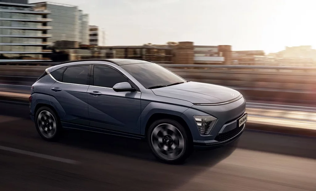 KONA Electric 2023 kör längs väg