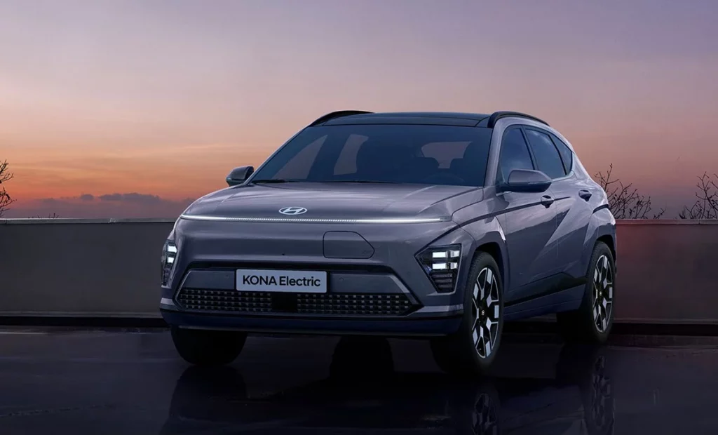 KONA Electric 2023 parkerad med Pixelated Seamless Horizon Lamporna tända