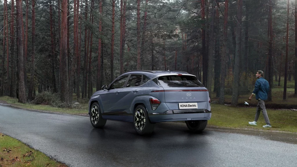 KONA Electric 2023 i parkerad i naturen