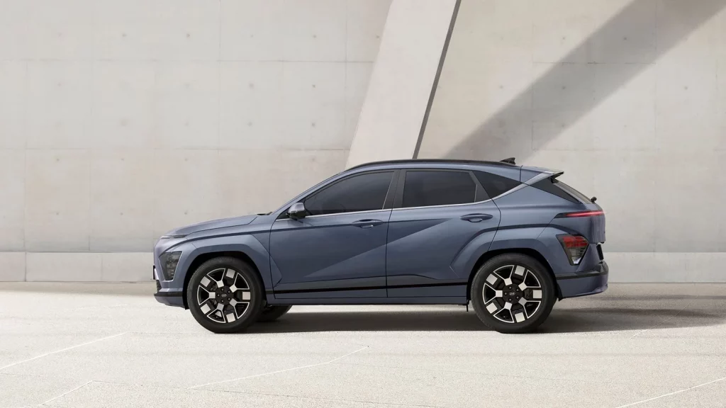 KONA Electric 2023 sedd från sidan