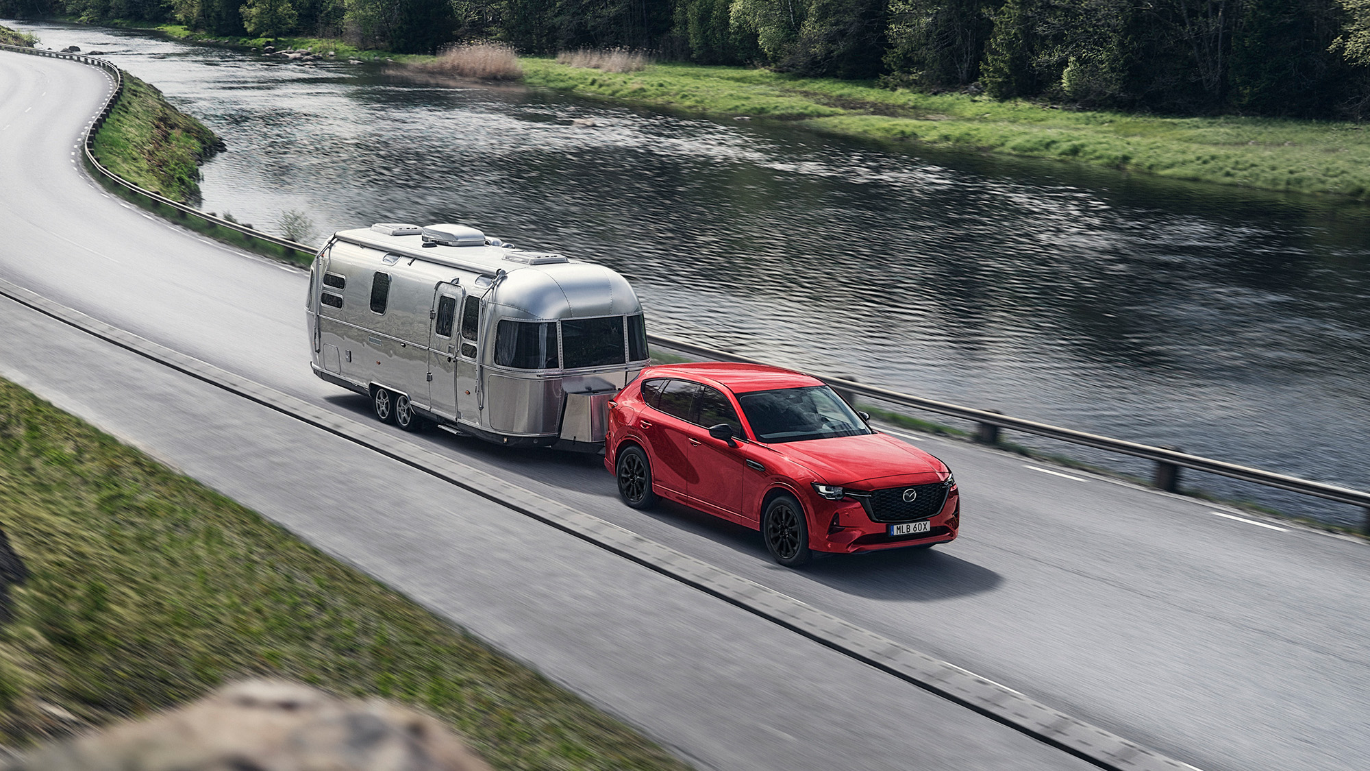 Röd Mazda CX-60 som drar tung husvagn