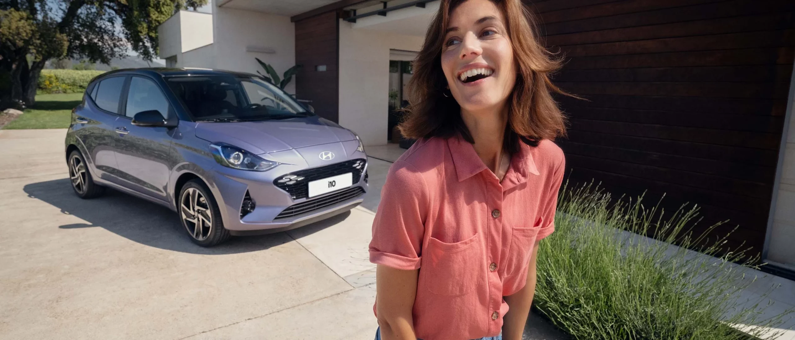 Hyundai i10 och en väldigt glad tjej