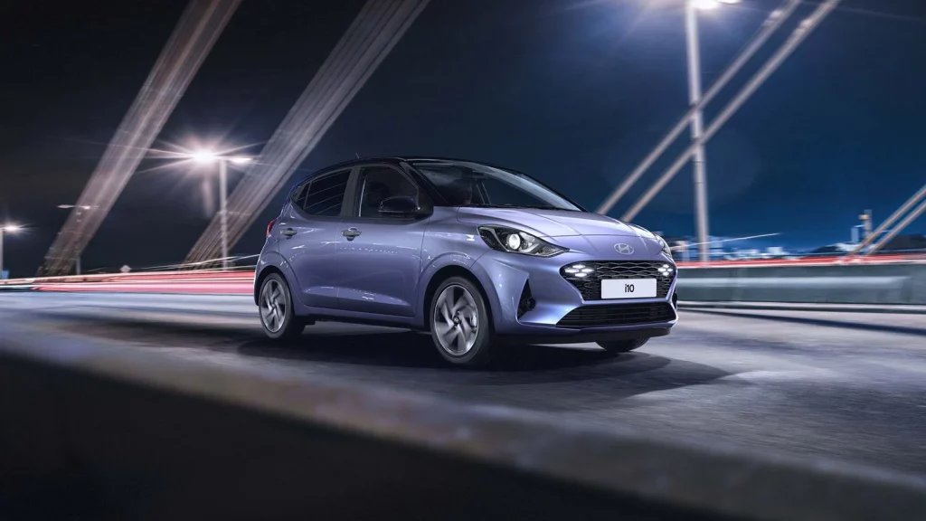 Lila Hyundai i10 kör över bro nattid