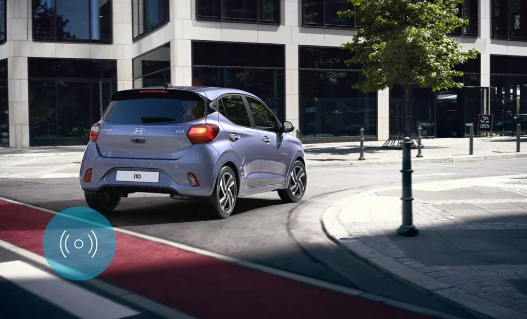 Lila Hyundai i10 kör i stadsmiljö