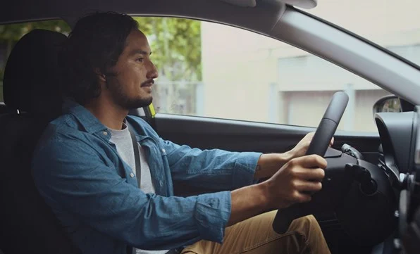 Glad man som kör Hyundai i20