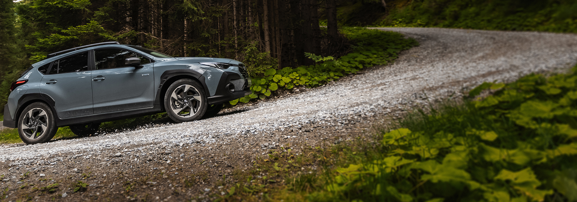 Subaru Crosstrek kör på grusväg