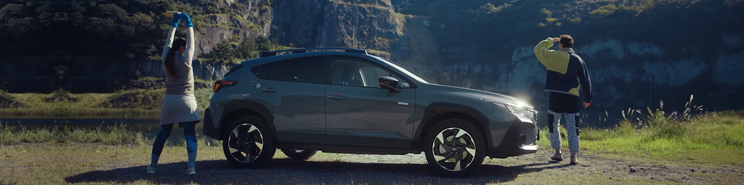 Crosstrek parkerad med höga berg bakom