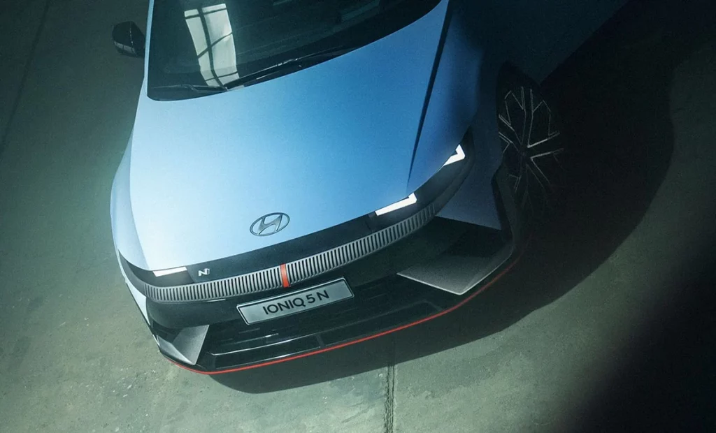 Bild på fronten av Hyundai IONIQ 5 N i matt ljusblå färg sedd snett uppifrån